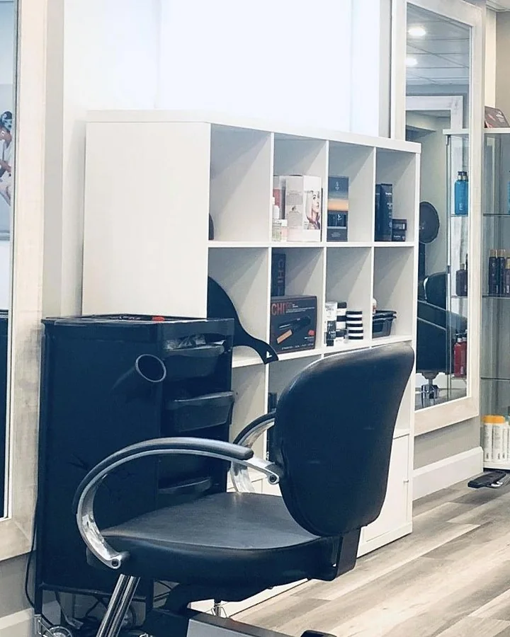 Les étagères de produits du salon
