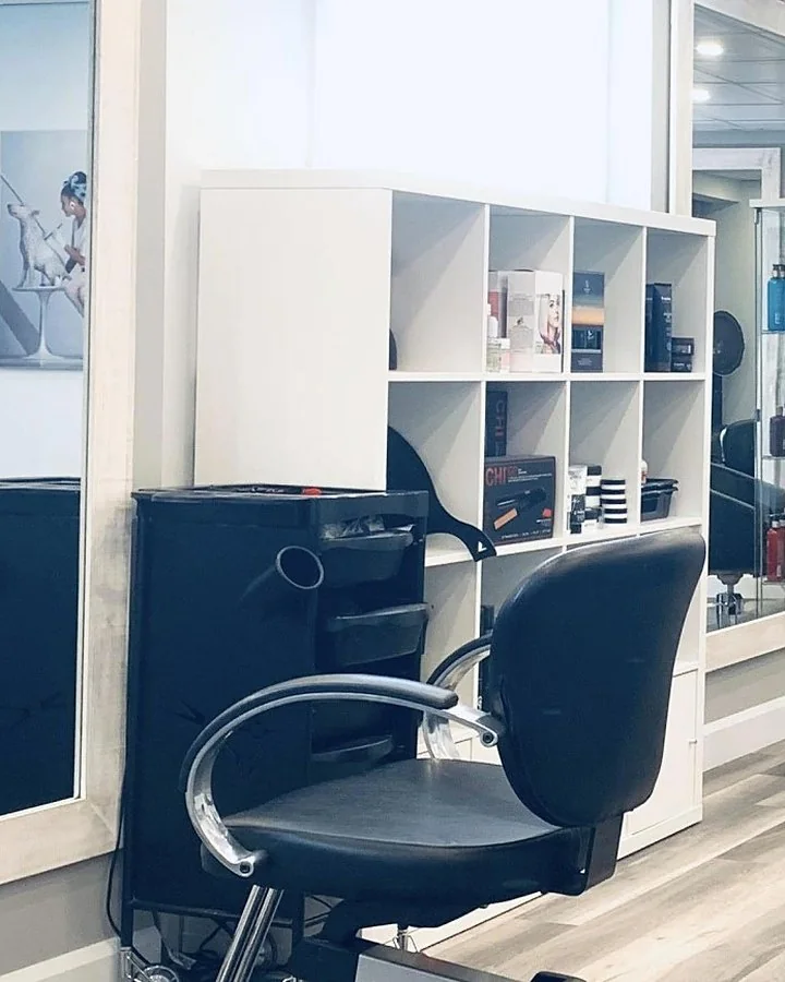 Un fauteuil de coupe du salon devant les étagères de produits