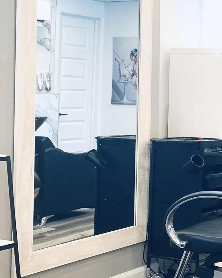 Les grands miroirs du salon