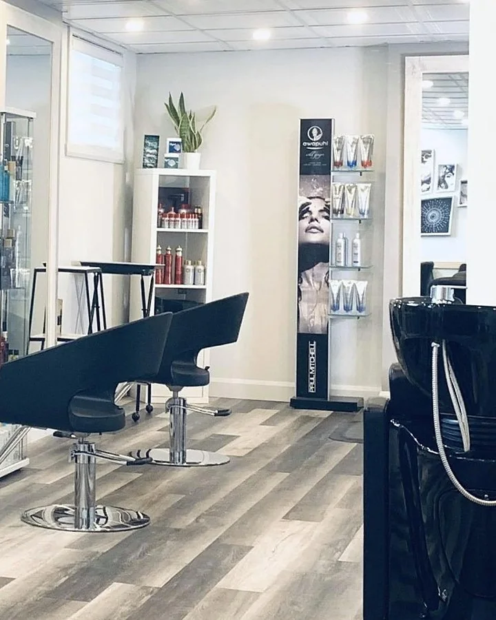 Le présentoir de produits capillaires du salon